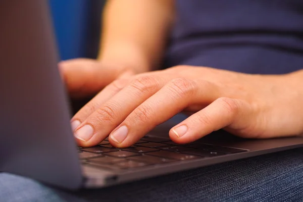 Žena pomocí její laptop — Stock fotografie