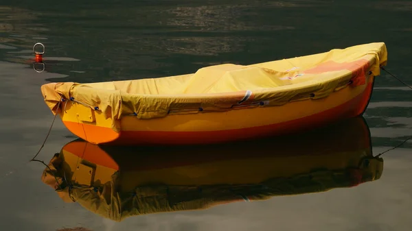 Bateau et réflexion dans la mer — Photo