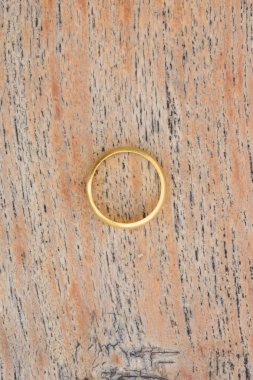 ahşap zemin üzerine altın yüzük