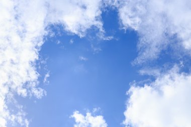 Bulutlu mavi gökyüzü