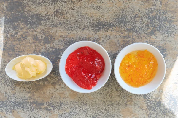 Mermelada de fresa, mermelada de piña y mantequilla —  Fotos de Stock