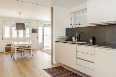 Temiz ve parlak mutfak tezgahı.