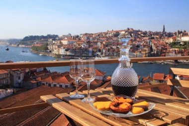 Porto, Portekiz 'de nehir manzaralı harika bir masa..