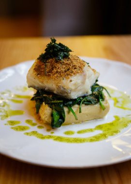 Beyaz Tabakta Gurme Pişmiş Morina Balığı Seti