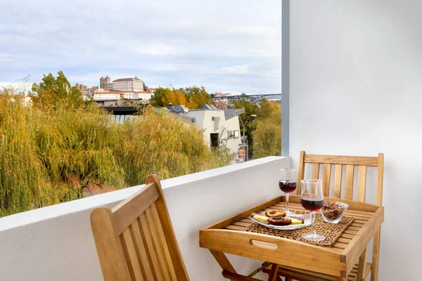 Tisch Mit Snacks Und Wein Auf Dem Balkon — Stockfoto