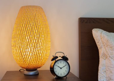 Komodinin üzerindeki çalar saat.