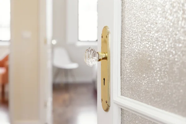 Białe Drzwi Klamką Szklaną — Zdjęcie stockowe