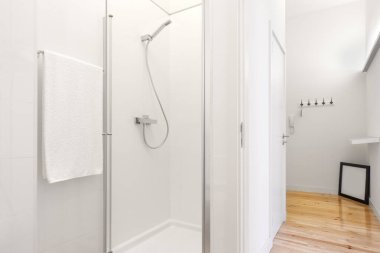 Temiz ve parlak bir duş.