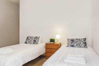 Çift yataklı Parlak ve Taze Yatak Odası