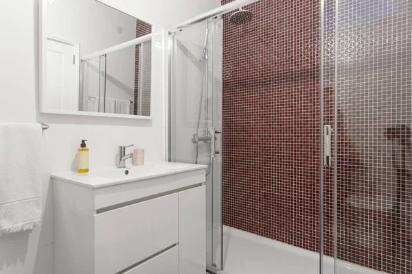 Luminoso Baño Moderno Con Azulejos — Foto de Stock