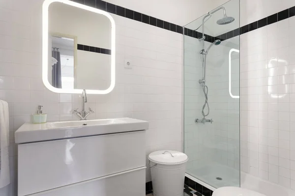 Baño Moderno Con Azulejos Blancos — Foto de Stock