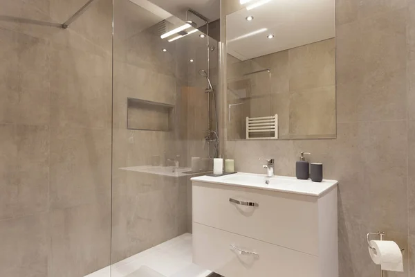 Baño Moderno Con Azulejos Marrones — Foto de Stock