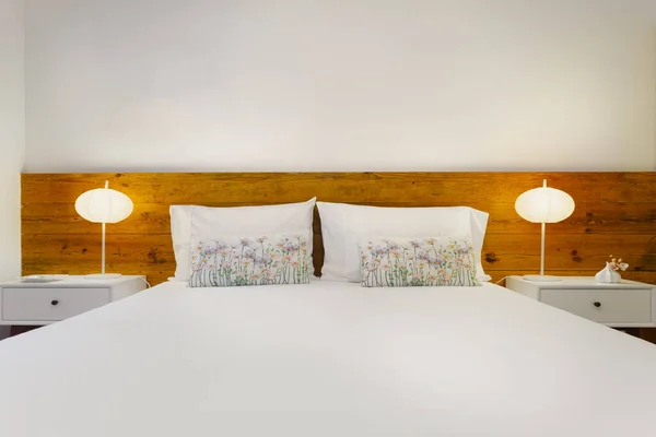 Güzel Yastıklı Rahat Yatak Odası Süiti — Stok fotoğraf