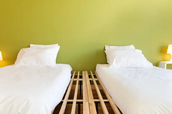 Yeşil Duvarlı Parlak Yatak Odası — Stok fotoğraf