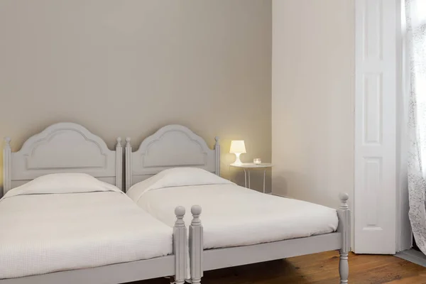 Jasne Świeże Sypialnia Suite Podwójnymi Łóżkami — Zdjęcie stockowe