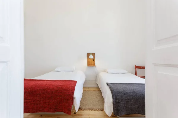 Jasno Lit Fresh Apartament Dwuosobowym Łóżkiem — Zdjęcie stockowe