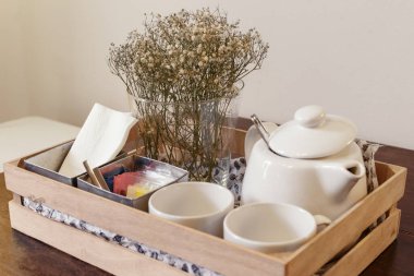 Eski usul ahşap bir kutuda çay seti