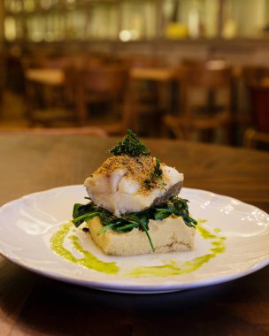 Beyaz Tabakta Gurme Pişmiş Morina Balığı Seti