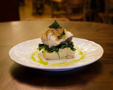 Beyaz Tabakta Gurme Pişmiş Morina Balığı Seti