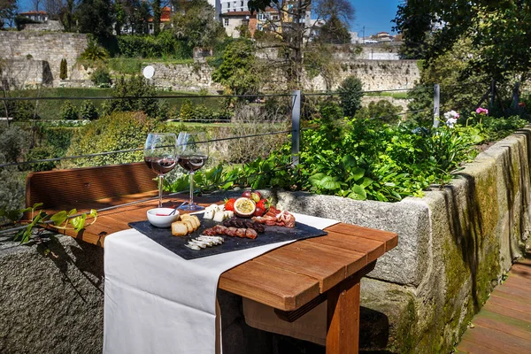 Tisch Mit Wein Käse Toast Exotischen Früchten Und Wurstwaren Jardim — Stockfoto