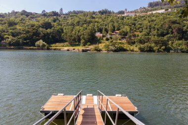 Douro Nehri 'nin yanındaki özel rıhtımda. Souselo, Cinfaes, Porto, Portekiz