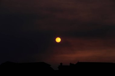 Çatıda kırmızı gün batımı