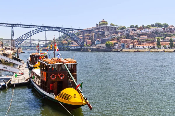 Ποταμός Douro Και Παραδοσιακά Σκάφη Στο Πόρτο Πορτογαλία — Φωτογραφία Αρχείου