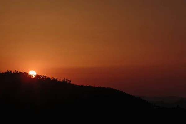 山の上の秋の赤い夕日 Cinfaes ポルトガル — ストック写真