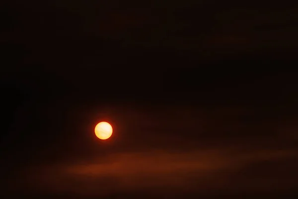Letni Zachód Słońca Dramatyczne Chmury — Zdjęcie stockowe
