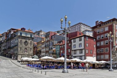 24 Mayıs 2012: Turistler nehir kenarındaki ana meydanda dinleniyor. Porto, Portekiz