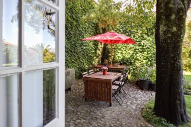 18 Haziran 2013: Porto şehir merkezinde güzel bir ev bahçesi. Porto, Portekiz