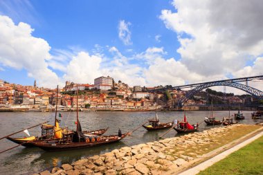 2 Temmuz 2014: Douro Nehri ve Porto, Portekiz 'de şarap fıçıları olan geleneksel tekneler
