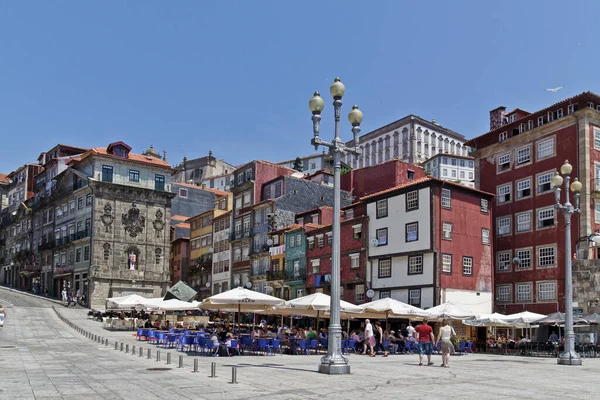 2012年5月24日 観光客は川沿いのメイン広場でリラックス ポルトガルのポルト — ストック写真