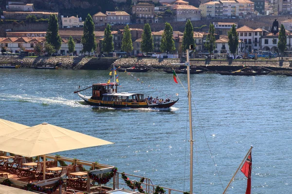 2012年 平成24年 9月19日 観光船がドゥロ川を渡る ポルトガルのポルト — ストック写真