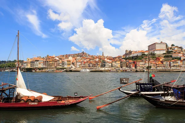 Lipca 2014 Douro River Tradycyjne Łodzie Beczkami Wina Porto Portugalia — Zdjęcie stockowe