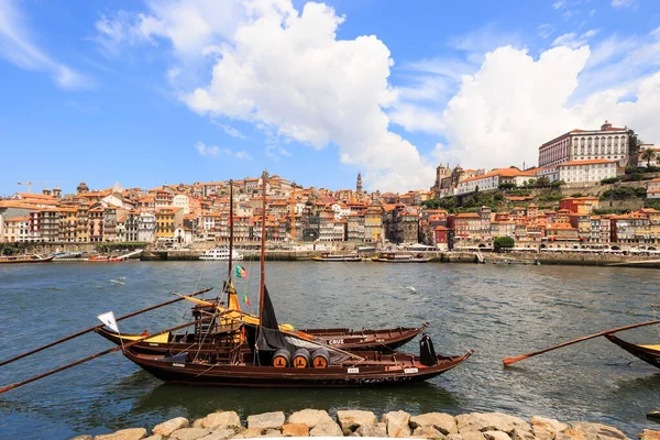 Lipca 2014 Douro River Tradycyjne Łodzie Beczkami Wina Porto Portugalia — Zdjęcie stockowe