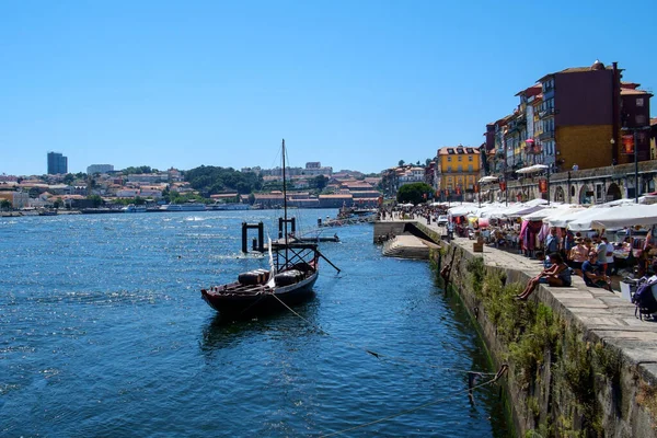 2016年7月7日 多くの観光客がドゥオーロ川沿いの晴れた夏の午後にリラックスします ポルトガルのポルト — ストック写真
