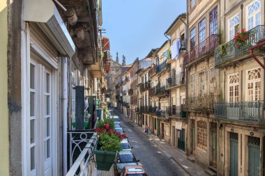 12 Eylül 2012: Porto 'nun en eski ve geleneksel mahallelerinden birinin penceresinden bakın. Rua de Sao Miguel, Porto, Portekiz