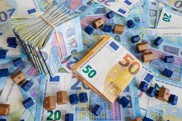 Модель Дома Фоне Европейских Банкнот Евро Окруженных Монетами Property Concept Лицензионные Стоковые Фото
