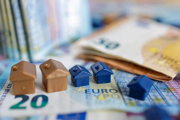 Модель Дома Фоне Европейских Банкнот Евро Окруженных Монетами Property Concept Стоковое Фото