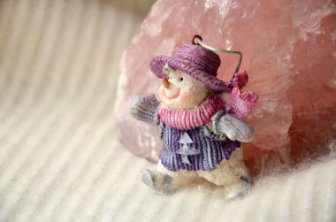 Beyaz arka planda Noel dekorasyonu kardan adam.