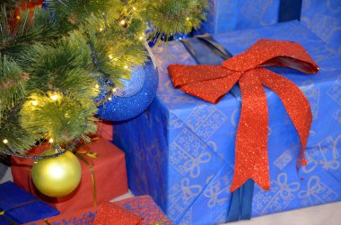 Noel ağacının dalları ve bayram hediyeleri.