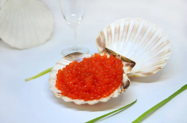 Servizio Originale Caviale Rosso Guscio Sfondo Bianco Delizioso Antipasto Frutti — Foto Stock