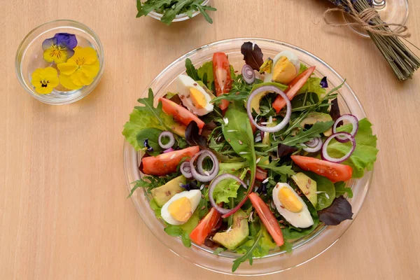 Mesa Alimentos Con Flores Ensalada Verduras Frescas Con Pétalos Flores —  Fotos de Stock