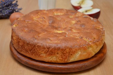 Ev yapımı iştah açıcı Charlotte turtası ahşap bir tahta üzerinde yakın plan