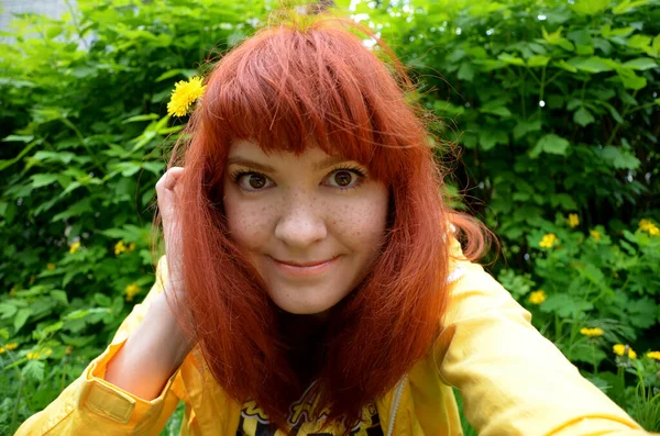 Krásná Mladá Zrzavá Dívka Pozadí Zelených Listů Parku — Stock fotografie