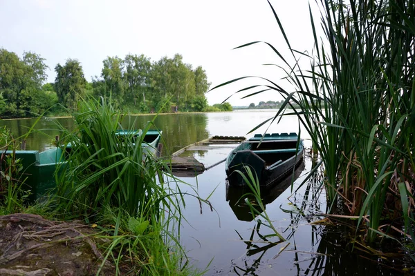 Sommerlandschaft Auf Dem Land Alte Holzboote Auf Dem Fluss — Stockfoto