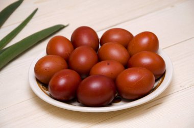 Paskalya için soğan kabuğuyla doğal boyayla boyanmış yumurtalar.