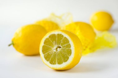 Beyaz arka planda parlak iştah açıcı limonlar