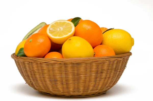 Cytryny Kosz Mandarynek Owocami Cytrusowymi Wyizolowane Białym Tle Zbliżenie — Zdjęcie stockowe